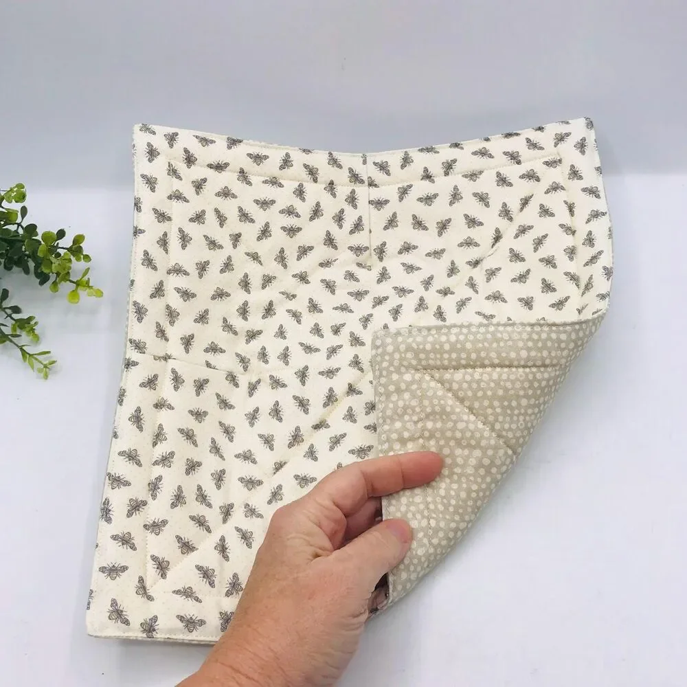 Microwave Dinner Plate Cozy: Reversible, Neutral Bees on Cream Cottage Garden